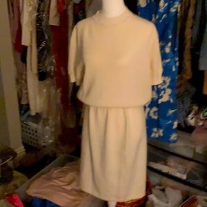 St. John Cream sweater suit, Excellent condition,
